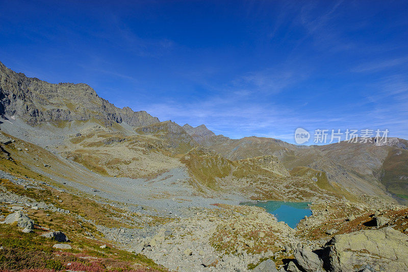 奇亚雷托湖(Lago Chiaretto)，位于蒙维索山脚，从扁德尔雷(Pian del Re)通往里富吉奥塞拉(Rifugio Sella)的小路上。意大利北部皮埃蒙特的科提亚阿尔卑斯山